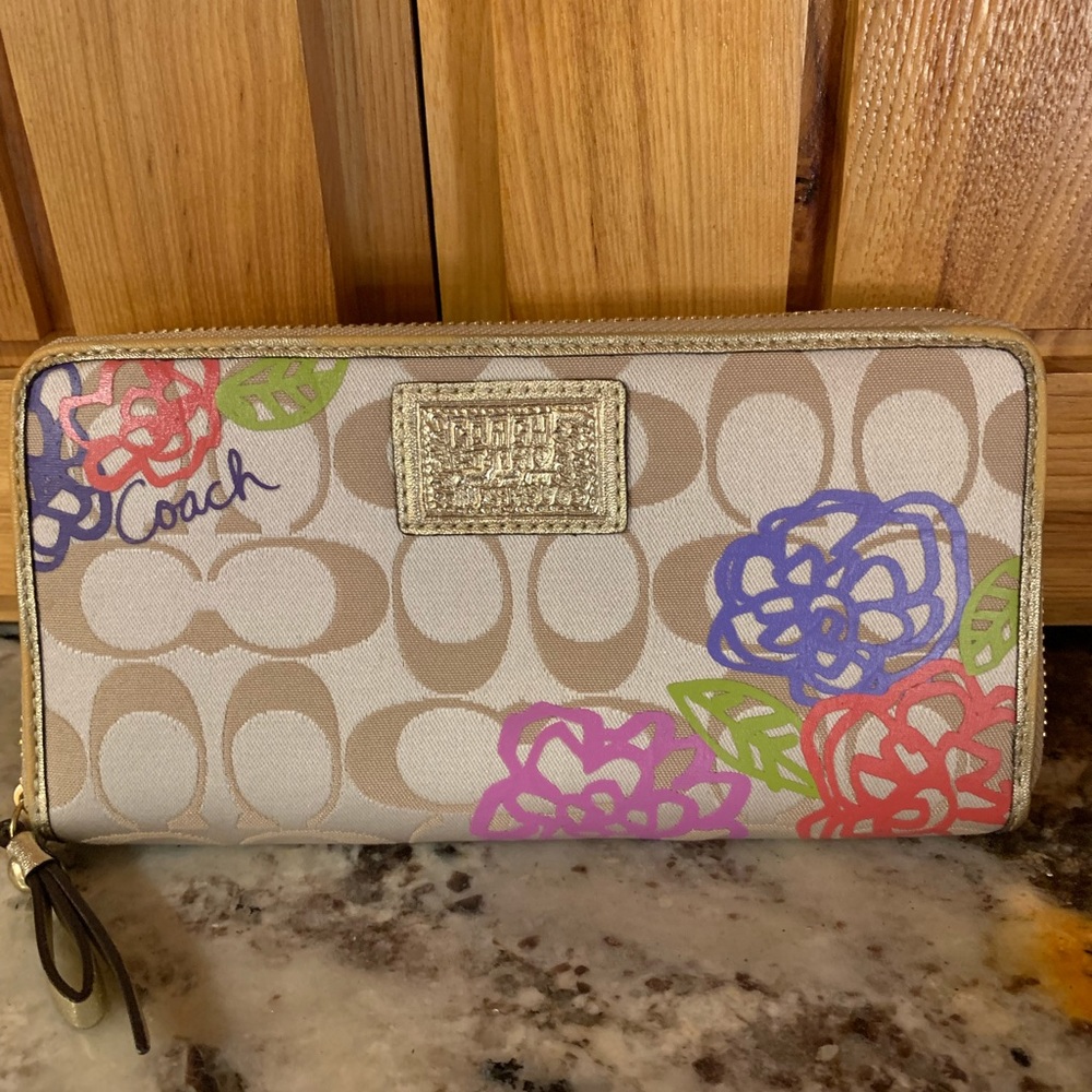 NWT Coach Accordion Zip Around Wallet